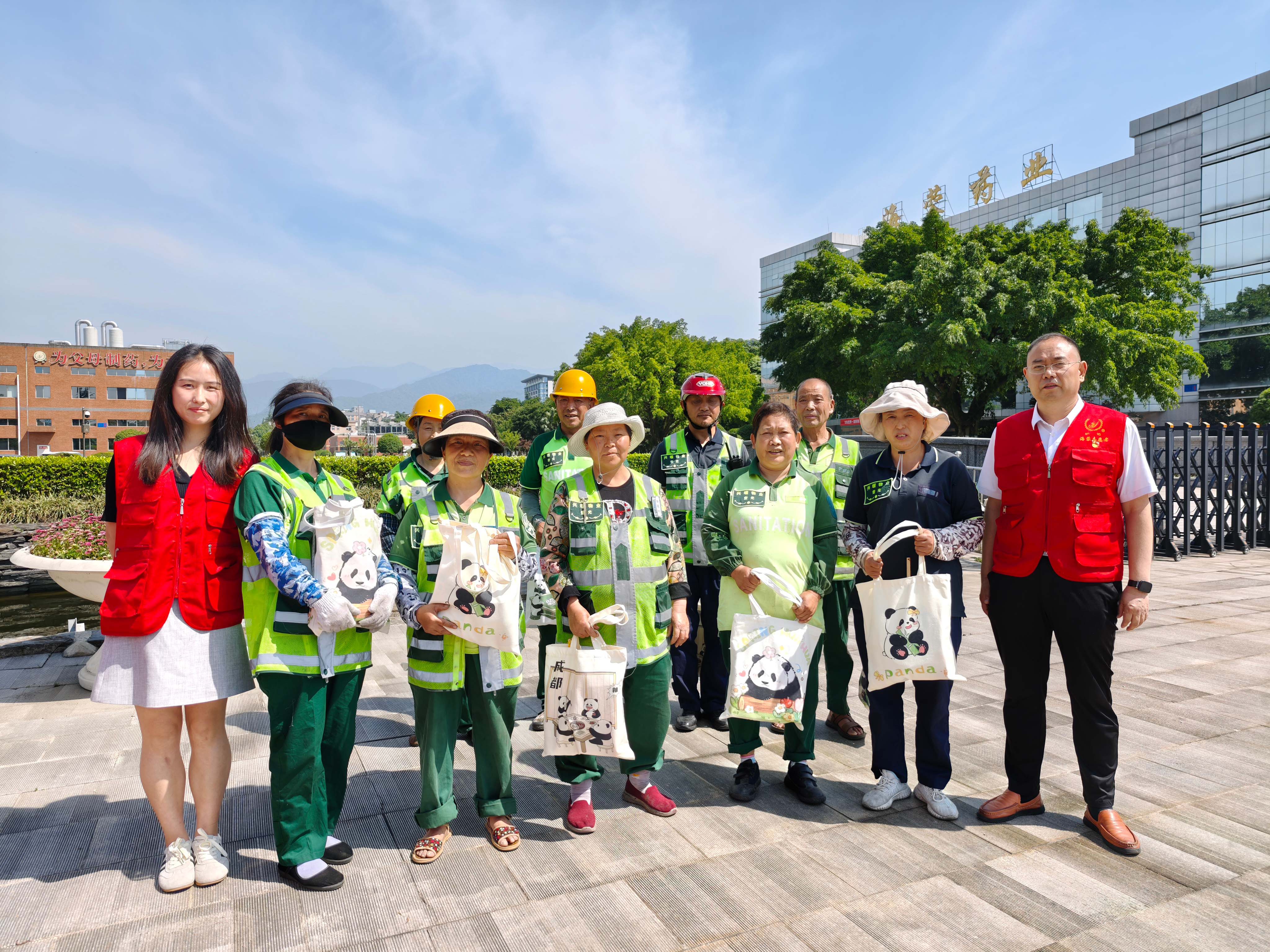 党建引领 | 安博app登录入口党（团）支部联合工会开展一线环卫工慰问活动